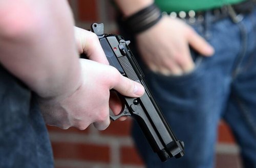 Mann (24) mit Schusswaffe bedroht und Handy geraubt - Polizei meldet Erfolg nach Raubüberfällen