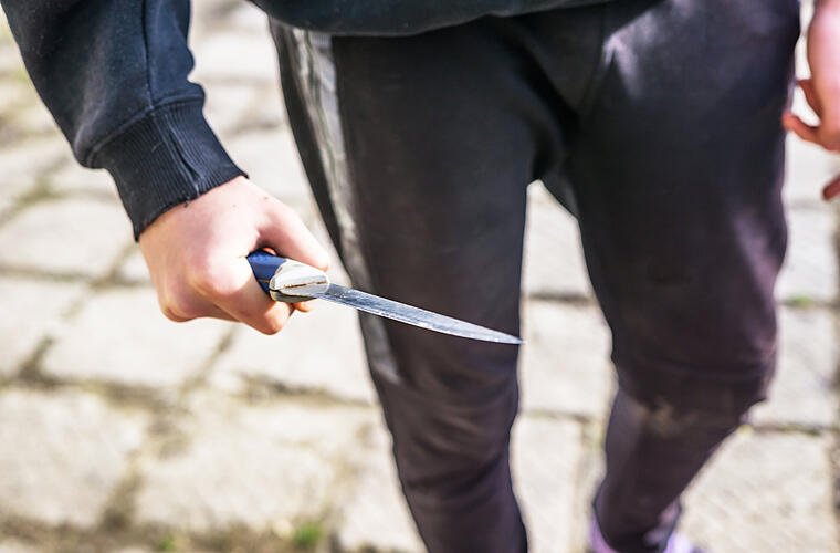 Zahlreiche Passanten greifen ein: Familienvater versucht Exfrau auf Spielplatz in Franken zu töten