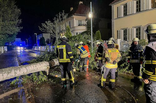 Unwetter in Franken: Sturmböen sorgen für Verkehrschaos - Straßen und Schienen blockiert