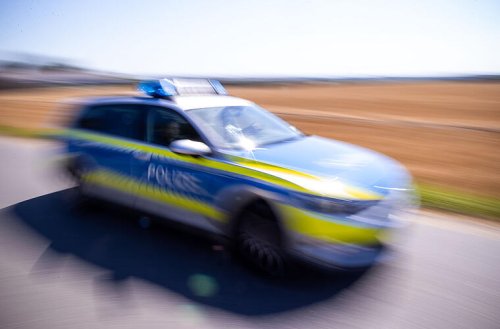 Schwerer Unfall auf oberfränkischer Bundesstraße: Auto überschlägt sich
