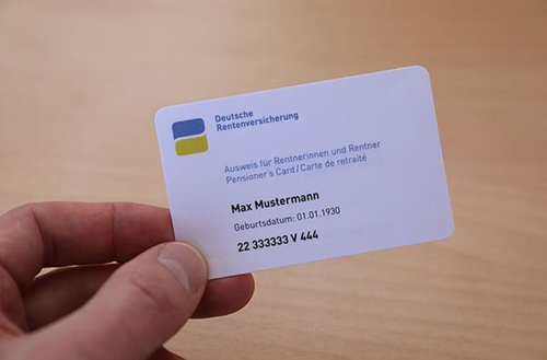 Rentner müssen um ihren Papierausweis bangen - das planen Merz & Co.