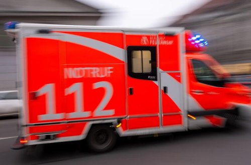 Vorfahrt missachtet: Drei Verletzte bei Unfall an B303 - alle landen im Klinikum