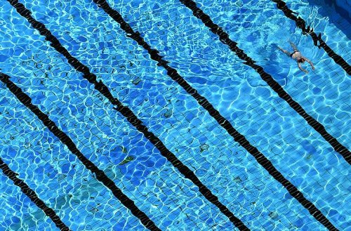 Wetter eigentlich perfekt: 23-Jähriger bricht in Freibad ein - Polizei findet ihn auf der Wiese liegend