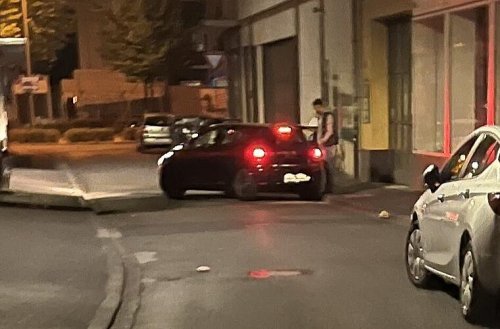 Trio verprügelt Mann und macht sich aus dem Staub - Polizei fahndet mit Foto nach Fluchtauto