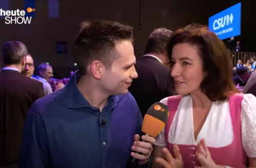 "Heute Show": Dorothee Bär spricht über Söder und Merz - Publikum belustigt