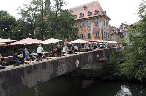 Bamberg: Soll der "Biergarten Untere Brücke" fortbestehen? Stadt befragt Bevölkerung