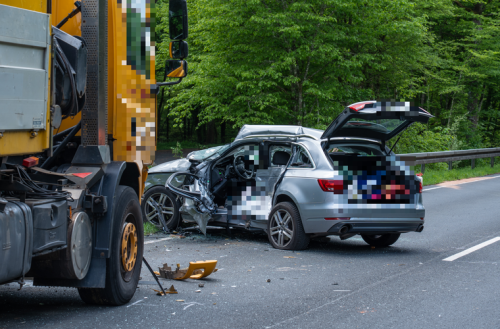 Lkw übersehen: Auto kollidiert mit Lastwagen