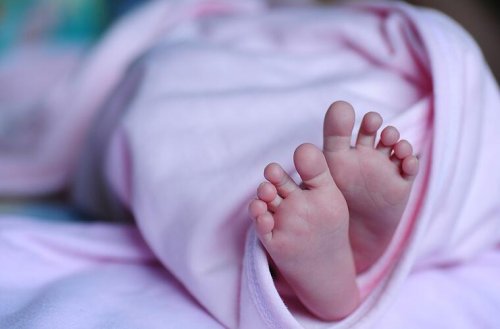 Schweinfurt: Baby schwer verletzt - Säugling stirbt im Krankenhaus - Mutter festgenommen