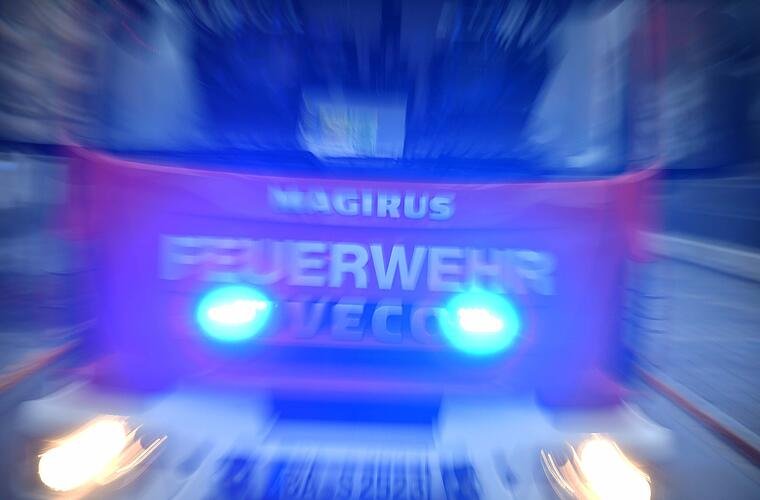 Zwei Brände in einer Straße: Mädchen (8) bei Feuer verletzt - Bewohner mit Drehleiter gerettet