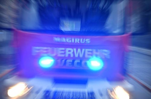 Zwei Brände in einer Straße: Mädchen (8) bei Feuer verletzt - Bewohner mit Drehleiter gerettet