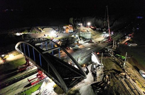 A70 bei Bergrheinfeld: Neue Eisenbahnbrücke steht - so spektakulär war der Aufbau in der Nacht