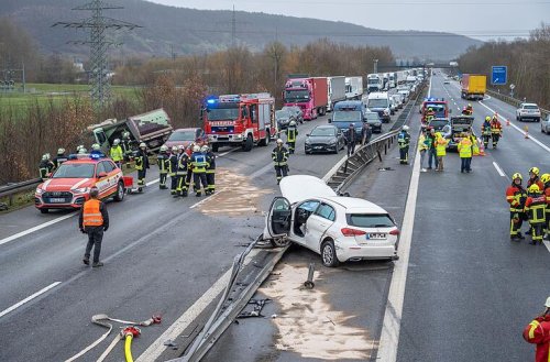 Unfall auf A70 bei Eltmann: Lkw rammt Auto und stürzt Böschung hinunter - Augenzeuge äußert sich