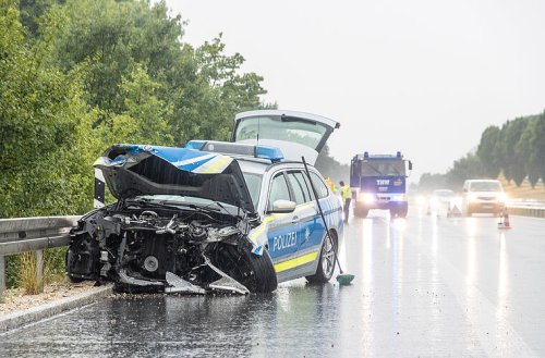 A70 bei Straßgiech: Polizei verunglückt auf Weg zum Einsatz - Auto ist Totalschaden