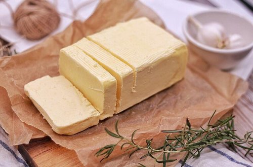 Täglich Butter essen - mit diesen Signalen reagiert der Körper darauf