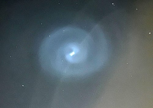 Raketentreibstoff zauberte Spiralwirbel in den Abendhimmel