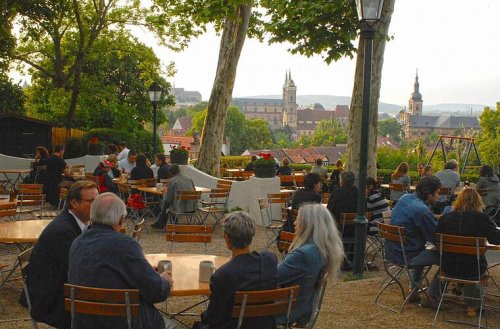 Fränkische Bierkeller im Ranking: Die besten Plätze für Genießer 2025