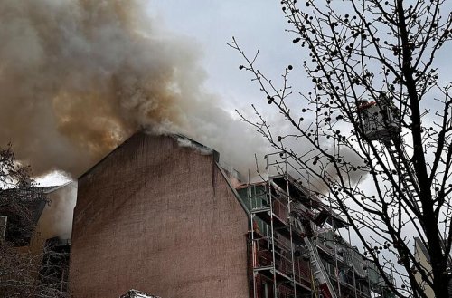 Nürnberg: Massive Rauchwolke zieht über die Stadt - Brand löst Feuerwehr-Großeinsatz aus