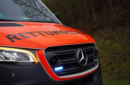 Autos kollidieren nachts auf B85 - zwei Fahrer verletzt