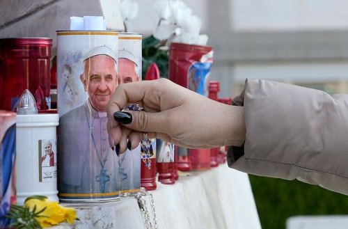 Mit Sauerstoff-Beatmungstherapie: Gesundheitszustand des Papstes laut Vatikan jetzt stabil