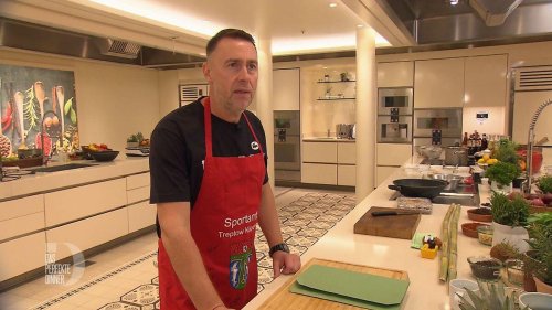 "Dinner"-Gastgeber streicht heimlich sein Dessert - und keinem fällt's auf