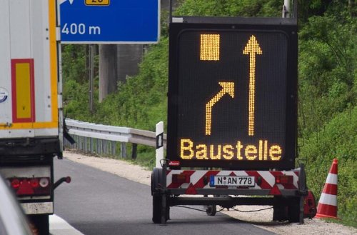 A9 bei Bayreuth: Crash bei Spurwechsel - zwei Verletzte nach Zusammenstoß von Lkw und Auto