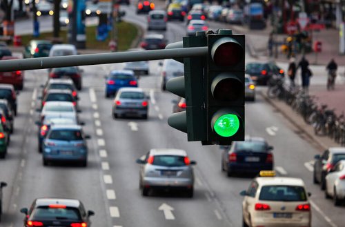 Viele ignorieren diese Regel: Warum Autofahrer nicht immer bei Grün fahren dürfen