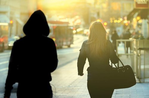 Frau durch Stadt verfolgt und sexuell belästigt - dann verrät sich der Täter selbst
