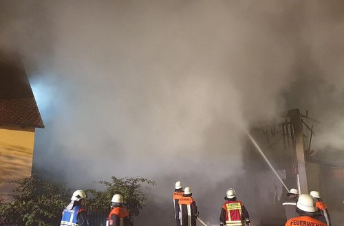 Anwohner bemerkt schwarzen Rauch aus Wohnung: Sechs Verletzte bei Brand - auch Kleinkind unter ihnen