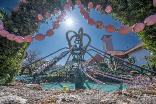 Weltrekord-Osterbrunnen in Bieberbach: 11.108 handbemalte Eier