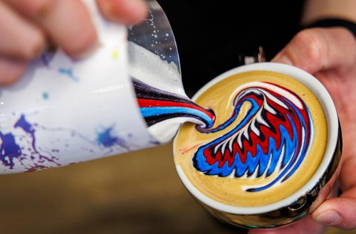 Farbenfroher Kaffeegenuss: Latte Art im Café 8otto Grammi in Bayreuth
