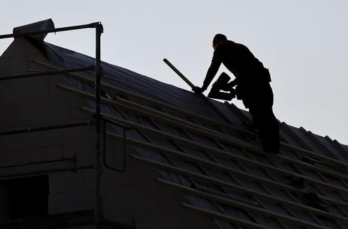 Metertief auf Beton gefallen: Dachdecker im Kreis Bamberg bei Arbeitsunfall schwer verletzt