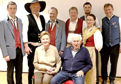 Blaskapellen machen Alois Dechant ihre Aufwartung