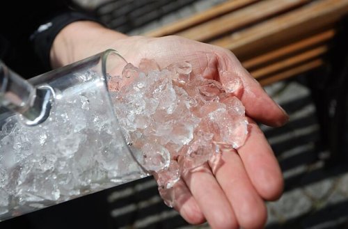 Nur Eiswürfel im Getränk: Muss man die eigentlich mit bezahlen?