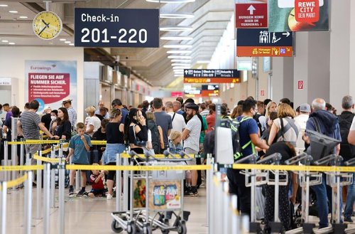Flughäfen: Regierung kündigt Einsatz ausländischer Helfer an