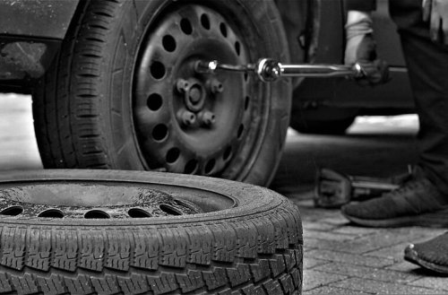 Gerichtsurteil in München: Müssen Autofahrer nach dem Reifenwechsel die Radmuttern nachziehen?