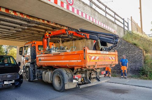 Fürth: Lkw mit Bagger kracht gegen Bahn-Brücke - Zugverkehr eingeschränkt