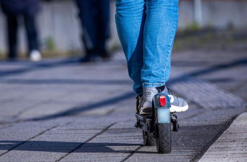 Auto erfasst E-Scooter-Fahrerin (18) - mit schweren Kopfverletzungen in Klinik