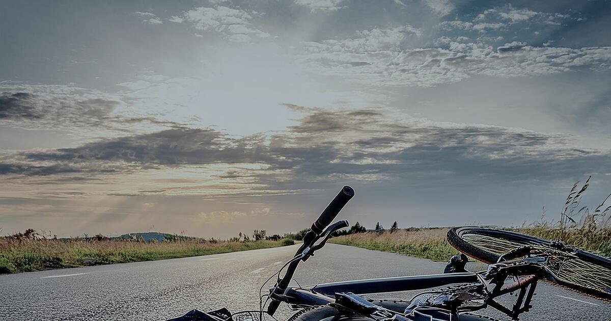 Fahrradfahrer stürzt und verletzt sich schwer - unter Schmerzen schiebt er sein Rad noch einen Kilometer weit