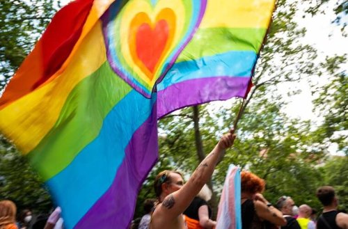 CSD-Parade zieht durch Erlangen: Veranstalter mit Forderungen - "geschlechtliche Identität" soll ins Grundgesetz