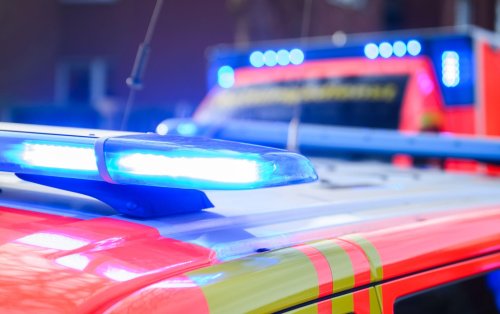Angriff mit Kantholz auf Fahrbahn - Ein Toter und Verletzte