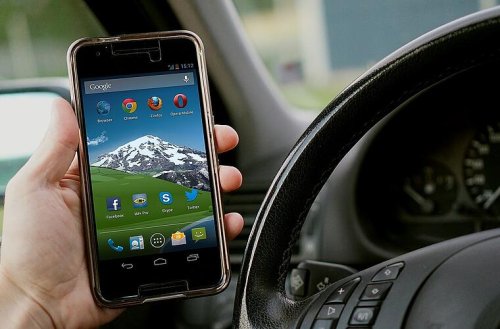 Beim Autofahren Handy auf dem Oberschenkel: Ist das erlaubt - oder wird das teuer?