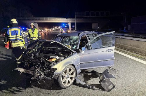 Mit Lkw kollidiert und gegen Betonleitwand geprallt: Frau bei Unfall verletzt - A9 stundenlang gesperrt