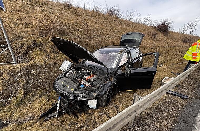 Auto überschlägt sich auf der A9 - Fahrer verletzt