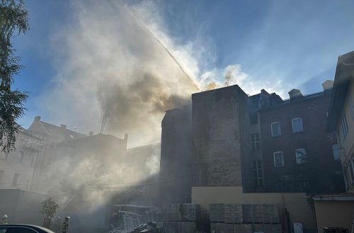 Mehrfamilienhaus in Hof in Flammen: Einsatzkräfte seit Stunden gefordert - Polizei spricht von "Großlage"