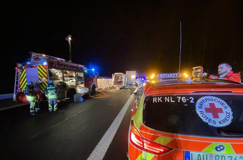 A3 bei Nürnberg nach schwerem Unfall gesperrt: Kleintransporter kracht in Lastwagen
