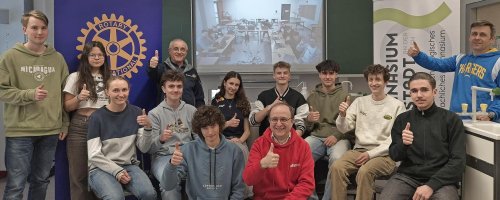 Schüler konstruieren Roboter