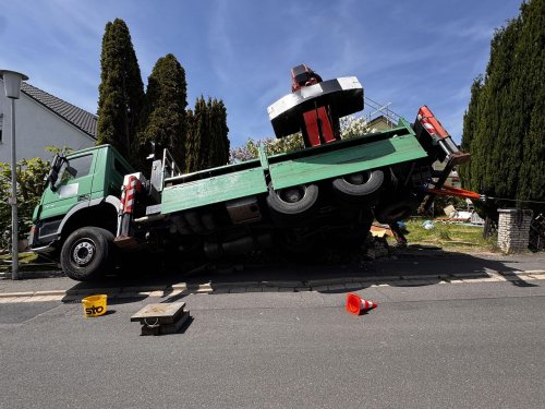 Selb: Lkw mit Kran kippt bei Arbeiten um - 200.000 Euro Schaden