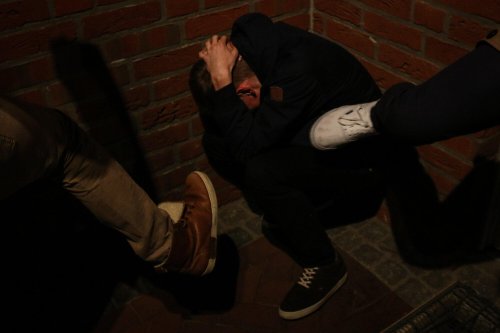 Erlangen: Quartett bei Streit auf Mann los - 22-Jähriger verliert Zahn und wird verletzt