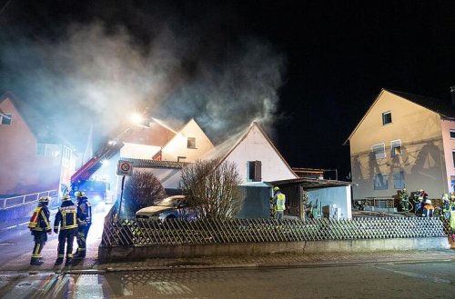 Burgebrach: Scheune an Wohnhaus gerät in Brand - mehrere Feuerwehren müssen anrücken