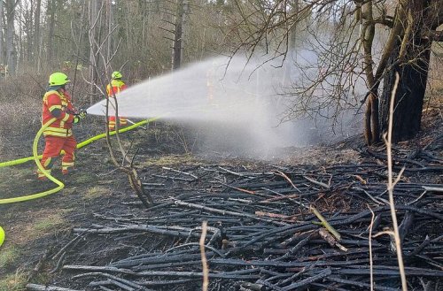 600 Quadratmeter Wald fangen in Franken Feuer - Polizei warnt vor Brandgefahr